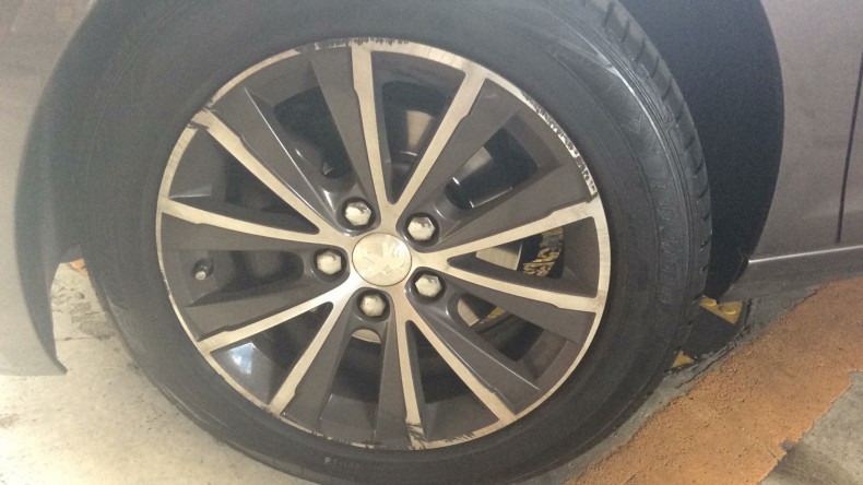 タイヤホイール前