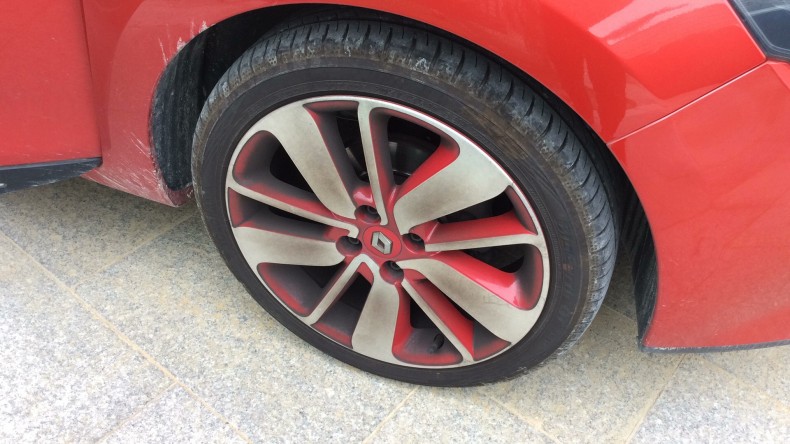 タイヤホイール前