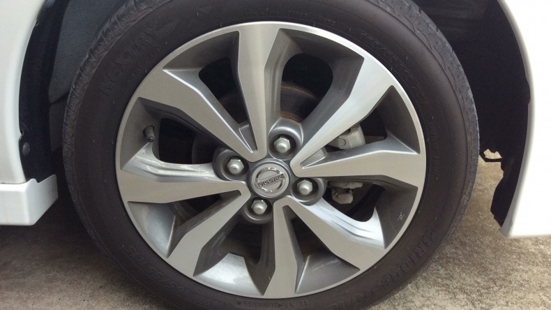 タイヤホイール前