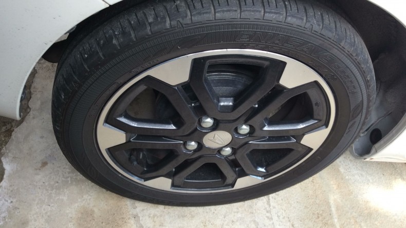 タイヤホイール前