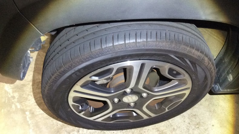 タイヤホイール前