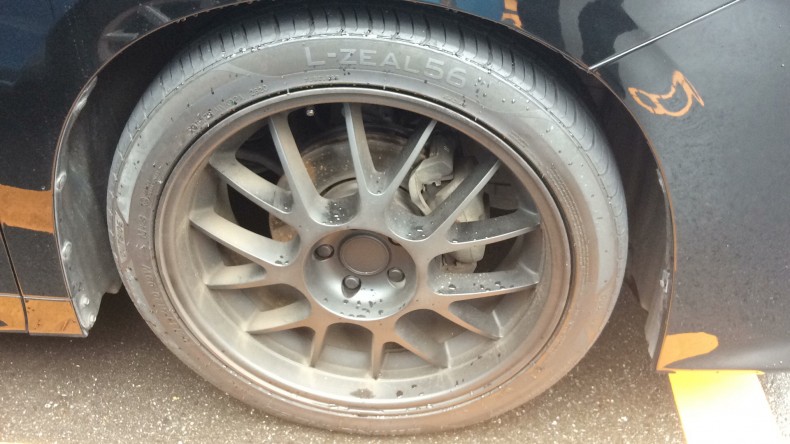 タイヤホイール前