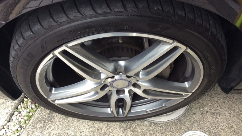 タイヤホイール前