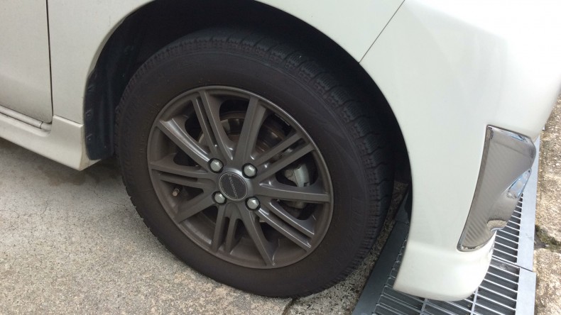 タイヤホイール前