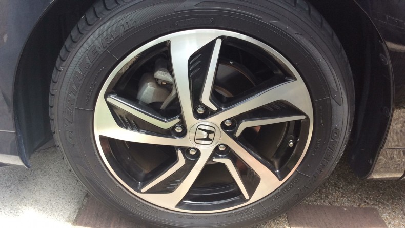 タイヤホイール前