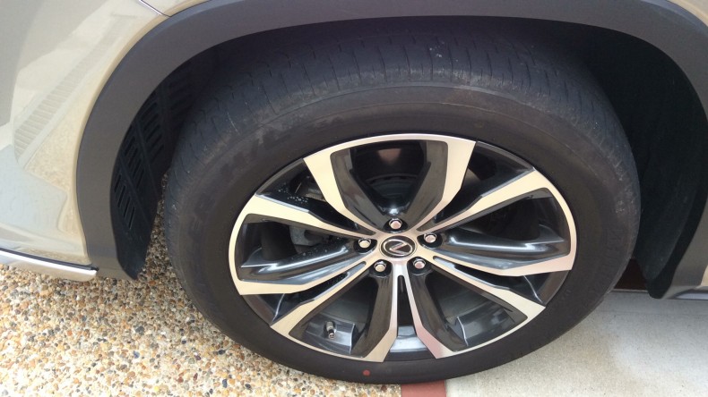 タイヤホイール前