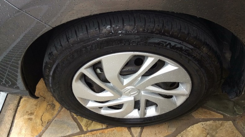 タイヤホイール前