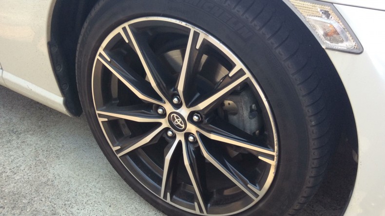 タイヤホイール前