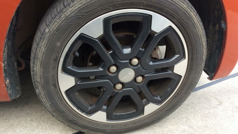 タイヤホイール前