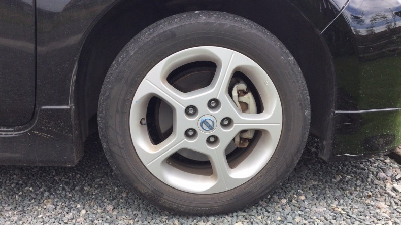 タイヤホイール前