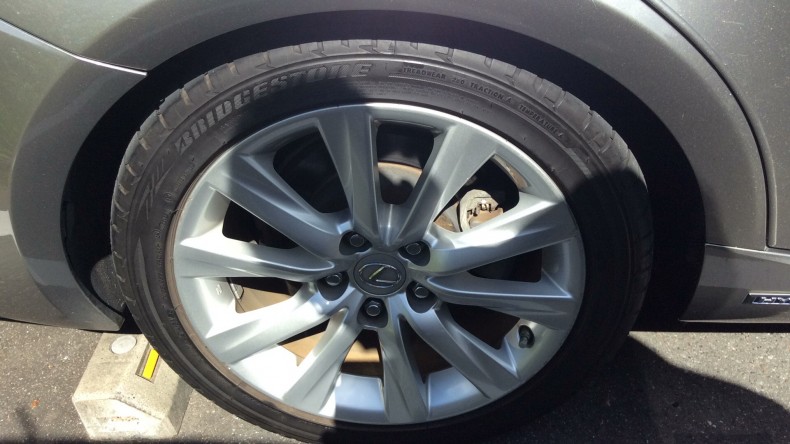 タイヤホイール前