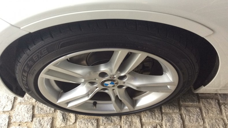 タイヤホイール前