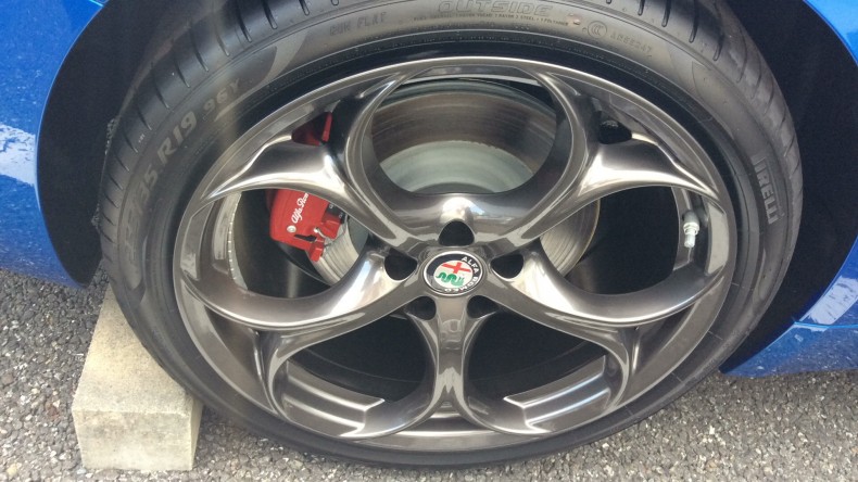 タイヤホイール前