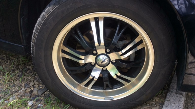 タイヤホイール前