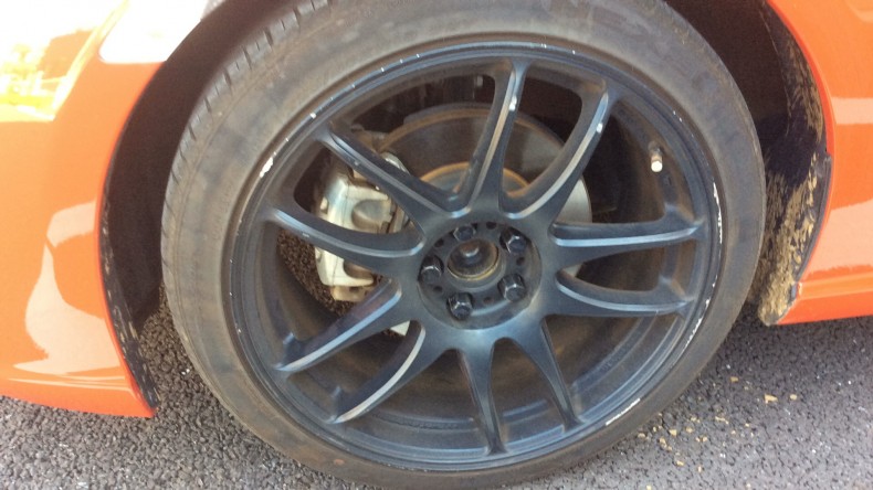 タイヤホイール前