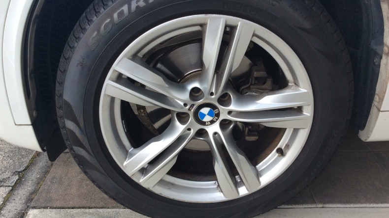 タイヤホイール前