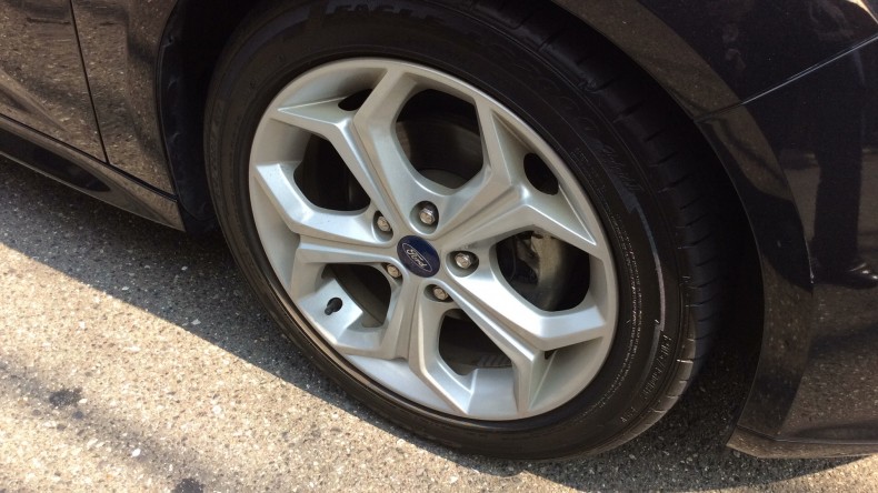 タイヤホイール前