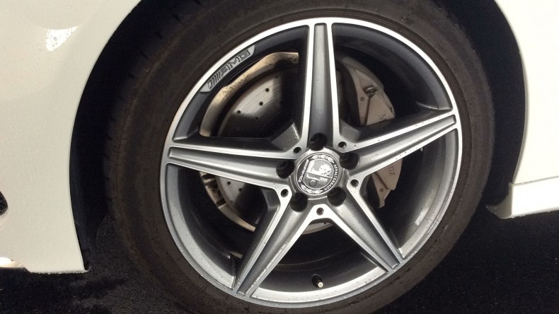 タイヤホイール前