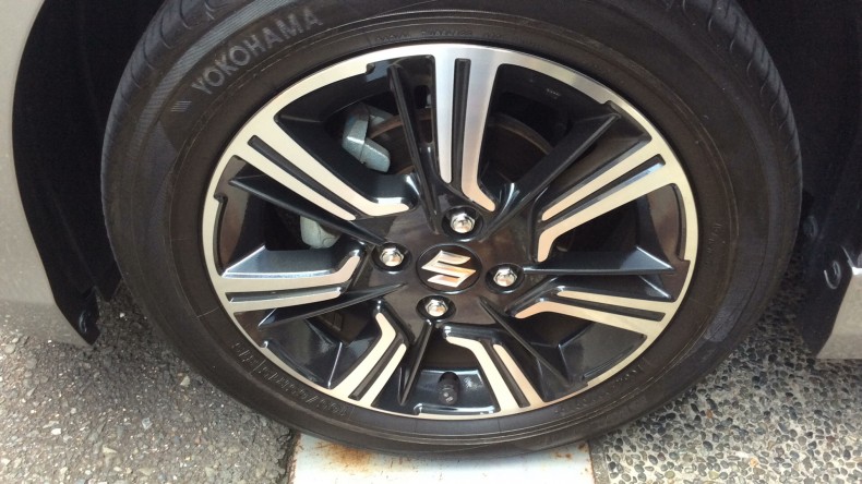 タイヤホイール前