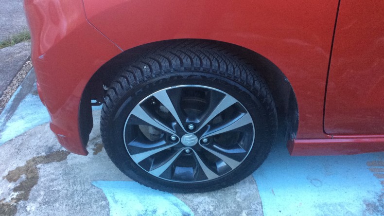 タイヤホイール前