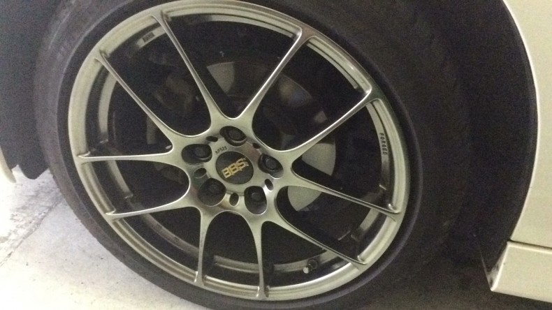 タイヤホイール前