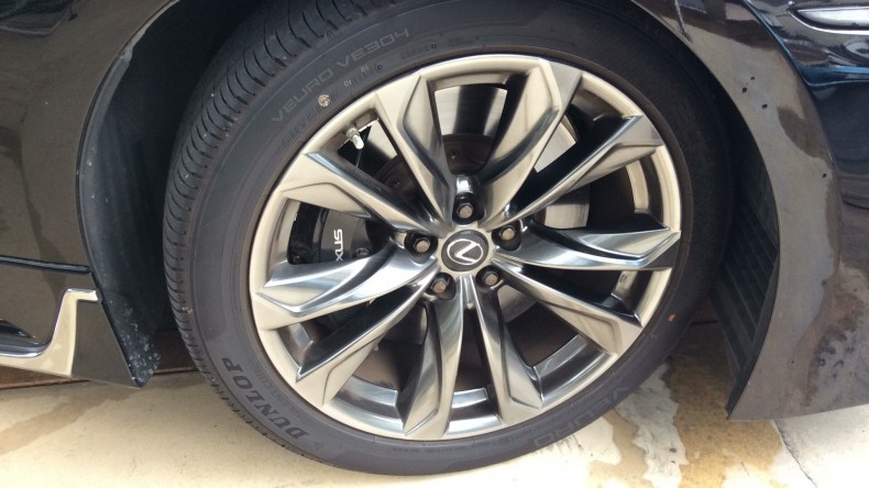 タイヤホイール前