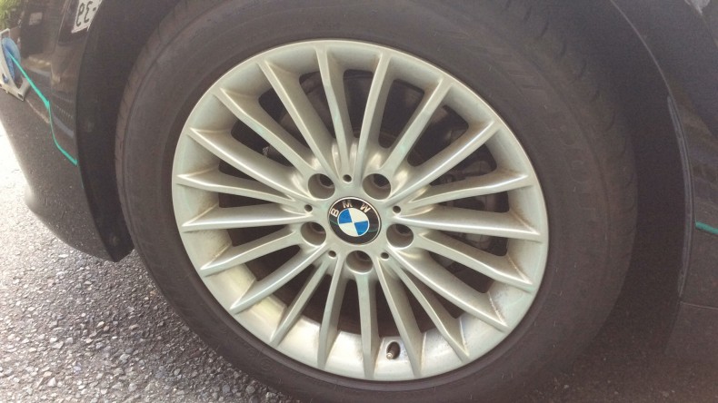 タイヤホイール前