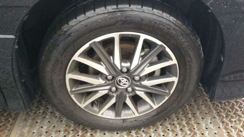 タイヤホイール前