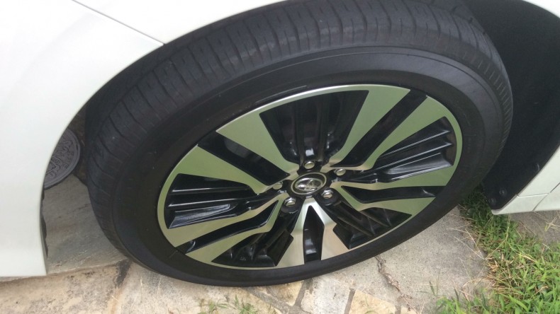 タイヤホイール前