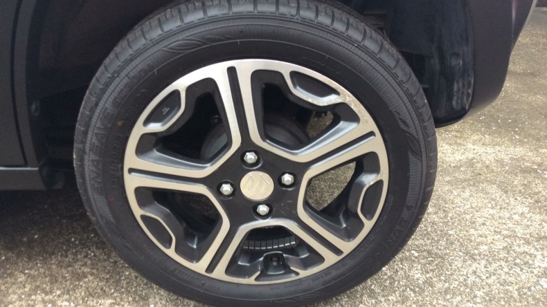 タイヤホイール前