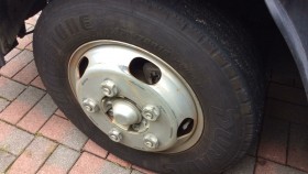 タイヤホイール前