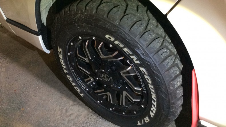 タイヤホイール前