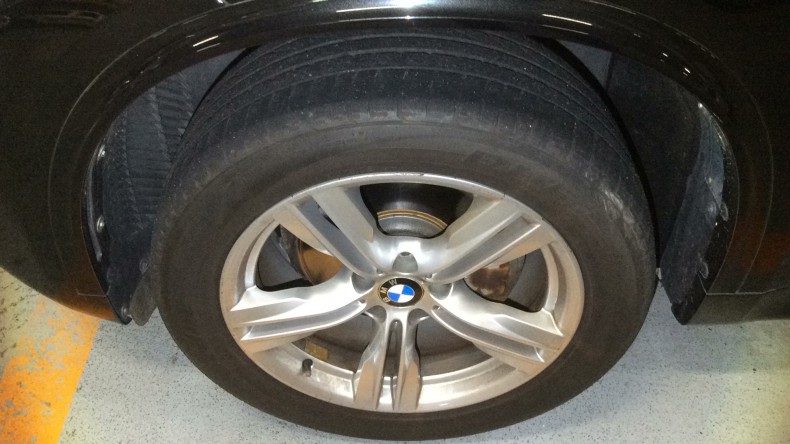 タイヤホイール前