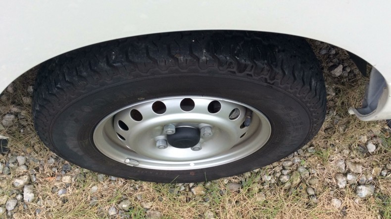 タイヤホイール前