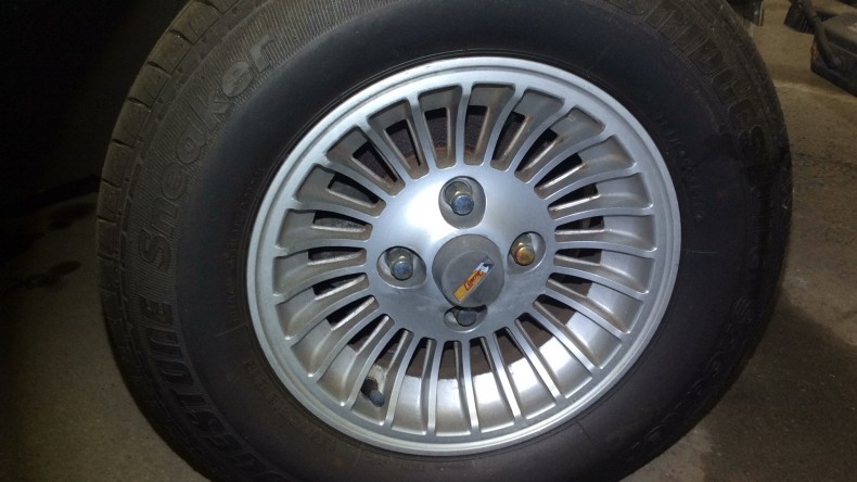 タイヤホイール前