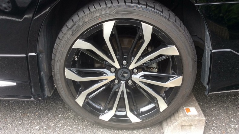 タイヤホイール前