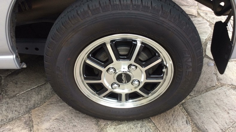 タイヤホイール前