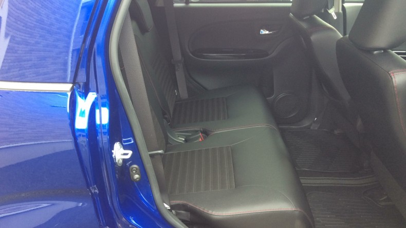 内装後方シート