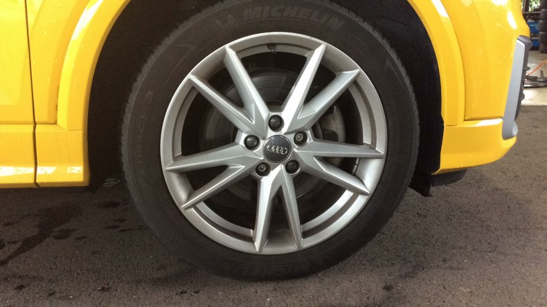 タイヤホイール前