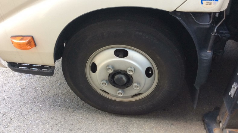 タイヤホイール前