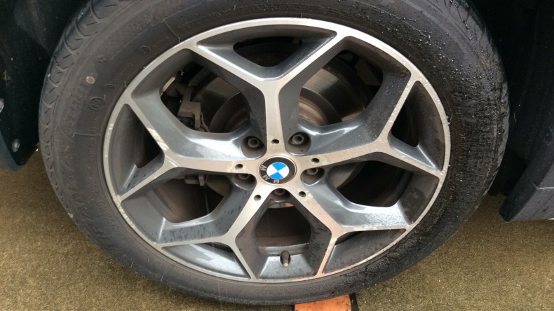 タイヤホイール前