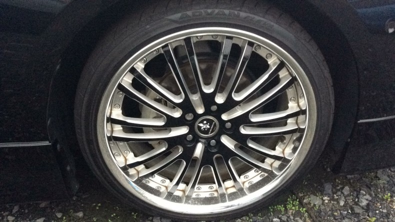 タイヤホイール前