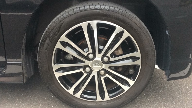 タイヤホイール前