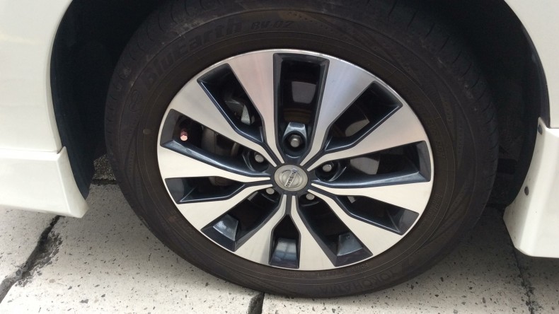 タイヤホイール前