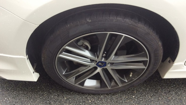 タイヤホイール前