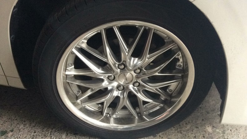 タイヤホイール前