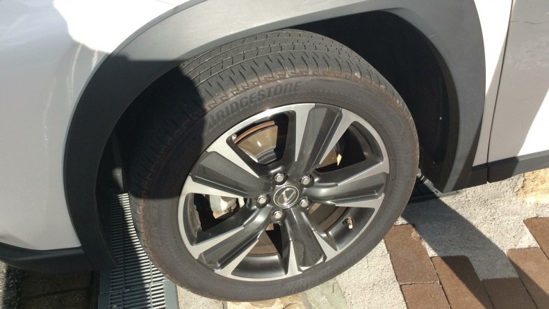 タイヤホイール前