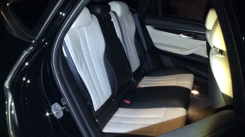 内装後方シート