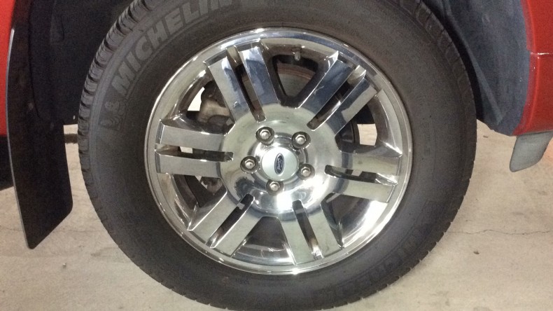 タイヤホイール前