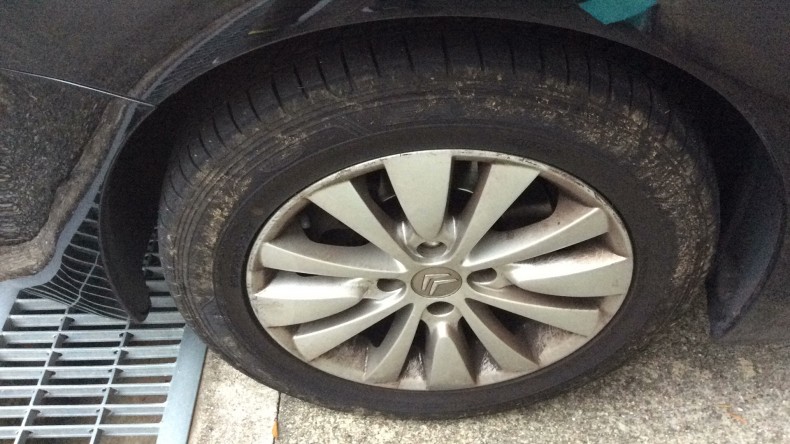 タイヤホイール前